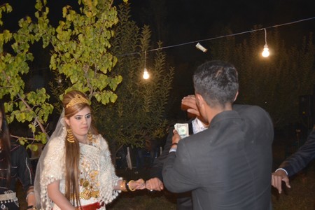 Hakkari'nin Yüksekova ilçesinde 08-09-10.2011 Ekim Dünya evine giren bazı çiftlerimizi sizler için sayfamıza taşıdık. Yüksekova Güncel ailesi olarak tüm çiftlerimize mutluluklar dileriz.