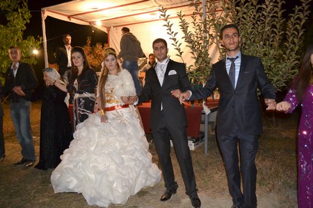 Hakkari'nin Yüksekova ilçesinde 08-09-10.2011 Ekim Dünya evine giren bazı çiftlerimizi sizler için sayfamıza taşıdık. Yüksekova Güncel ailesi olarak tüm çiftlerimize mutluluklar dileriz.