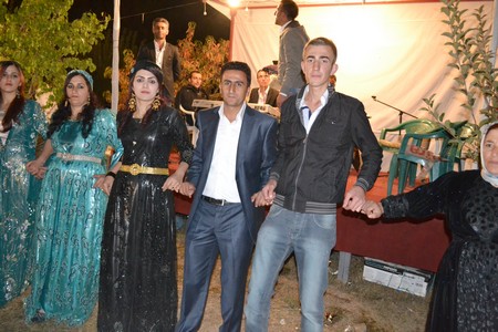 Hakkari'nin Yüksekova ilçesinde 08-09-10.2011 Ekim Dünya evine giren bazı çiftlerimizi sizler için sayfamıza taşıdık. Yüksekova Güncel ailesi olarak tüm çiftlerimize mutluluklar dileriz.