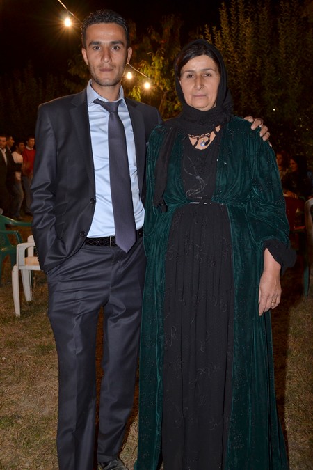 Hakkari'nin Yüksekova ilçesinde 08-09-10.2011 Ekim Dünya evine giren bazı çiftlerimizi sizler için sayfamıza taşıdık. Yüksekova Güncel ailesi olarak tüm çiftlerimize mutluluklar dileriz.