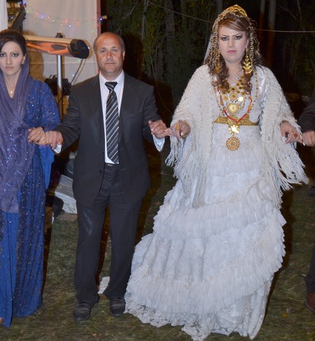 Hakkari'nin Yüksekova ilçesinde 08-09-10.2011 Ekim Dünya evine giren bazı çiftlerimizi sizler için sayfamıza taşıdık. Yüksekova Güncel ailesi olarak tüm çiftlerimize mutluluklar dileriz.