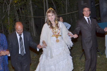 Hakkari'nin Yüksekova ilçesinde 08-09-10.2011 Ekim Dünya evine giren bazı çiftlerimizi sizler için sayfamıza taşıdık. Yüksekova Güncel ailesi olarak tüm çiftlerimize mutluluklar dileriz.