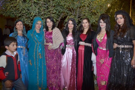 Hakkari'nin Yüksekova ilçesinde 08-09-10.2011 Ekim Dünya evine giren bazı çiftlerimizi sizler için sayfamıza taşıdık. Yüksekova Güncel ailesi olarak tüm çiftlerimize mutluluklar dileriz.