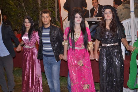 Hakkari'nin Yüksekova ilçesinde 08-09-10.2011 Ekim Dünya evine giren bazı çiftlerimizi sizler için sayfamıza taşıdık. Yüksekova Güncel ailesi olarak tüm çiftlerimize mutluluklar dileriz.