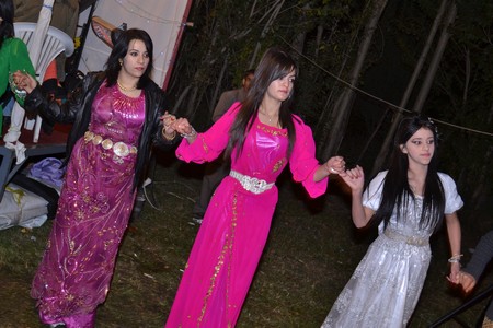 Hakkari'nin Yüksekova ilçesinde 08-09-10.2011 Ekim Dünya evine giren bazı çiftlerimizi sizler için sayfamıza taşıdık. Yüksekova Güncel ailesi olarak tüm çiftlerimize mutluluklar dileriz.