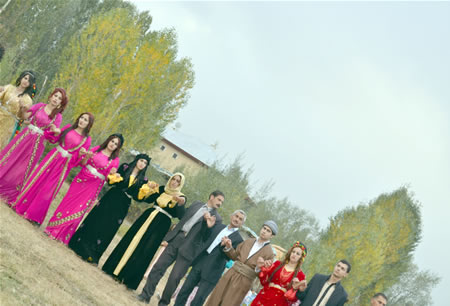 Hakkari'nin Yüksekova ilçesinde 15-16-10.2011 Ekim Dünya evine giren bazı çiftlerimizi sizler için sayfamıza taşıdık. Yüksekova Güncel ailesi olarak tüm çiftlerimize mutluluklar dileriz.
