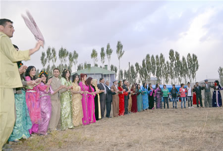 Hakkari'nin Yüksekova ilçesinde 15-16-10.2011 Ekim Dünya evine giren bazı çiftlerimizi sizler için sayfamıza taşıdık. Yüksekova Güncel ailesi olarak tüm çiftlerimize mutluluklar dileriz.