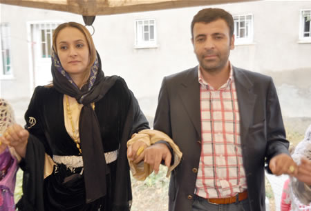 Hakkari'nin Yüksekova ilçesinde 15-16-10.2011 Ekim Dünya evine giren bazı çiftlerimizi sizler için sayfamıza taşıdık. Yüksekova Güncel ailesi olarak tüm çiftlerimize mutluluklar dileriz.