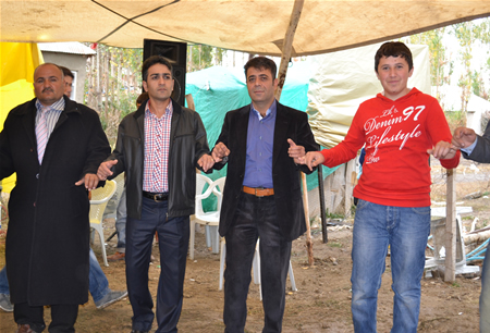 Hakkari'nin Yüksekova ilçesinde 15-16-10.2011 Ekim Dünya evine giren bazı çiftlerimizi sizler için sayfamıza taşıdık. Yüksekova Güncel ailesi olarak tüm çiftlerimize mutluluklar dileriz.