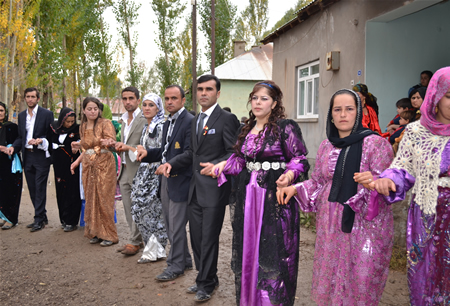 Hakkari'nin Yüksekova ilçesinde 15-16-10.2011 Ekim Dünya evine giren bazı çiftlerimizi sizler için sayfamıza taşıdık. Yüksekova Güncel ailesi olarak tüm çiftlerimize mutluluklar dileriz.