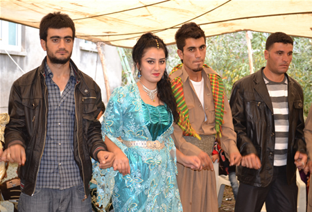 Hakkari'nin Yüksekova ilçesinde 15-16-10.2011 Ekim Dünya evine giren bazı çiftlerimizi sizler için sayfamıza taşıdık. Yüksekova Güncel ailesi olarak tüm çiftlerimize mutluluklar dileriz.