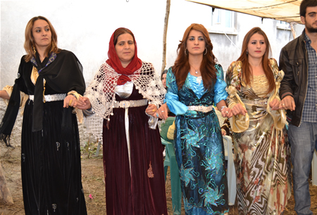 Hakkari'nin Yüksekova ilçesinde 15-16-10.2011 Ekim Dünya evine giren bazı çiftlerimizi sizler için sayfamıza taşıdık. Yüksekova Güncel ailesi olarak tüm çiftlerimize mutluluklar dileriz.