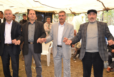Hakkari'nin Yüksekova ilçesinde 15-16-10.2011 Ekim Dünya evine giren bazı çiftlerimizi sizler için sayfamıza taşıdık. Yüksekova Güncel ailesi olarak tüm çiftlerimize mutluluklar dileriz.
