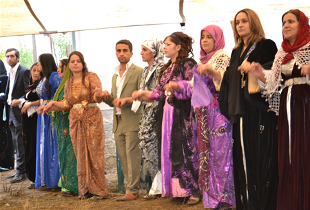 Hakkari'nin Yüksekova ilçesinde 15-16-10.2011 Ekim Dünya evine giren bazı çiftlerimizi sizler için sayfamıza taşıdık. Yüksekova Güncel ailesi olarak tüm çiftlerimize mutluluklar dileriz.