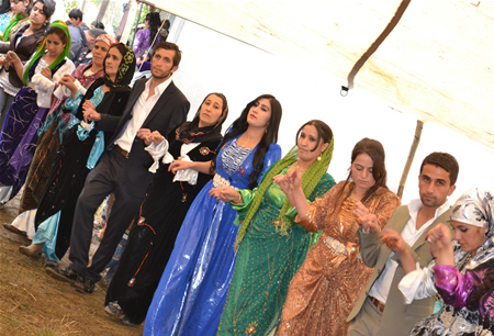 Hakkari'nin Yüksekova ilçesinde 15-16-10.2011 Ekim Dünya evine giren bazı çiftlerimizi sizler için sayfamıza taşıdık. Yüksekova Güncel ailesi olarak tüm çiftlerimize mutluluklar dileriz.