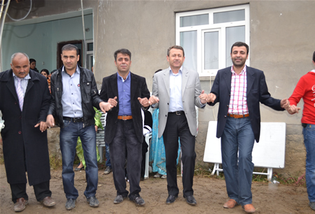 Hakkari'nin Yüksekova ilçesinde 15-16-10.2011 Ekim Dünya evine giren bazı çiftlerimizi sizler için sayfamıza taşıdık. Yüksekova Güncel ailesi olarak tüm çiftlerimize mutluluklar dileriz.