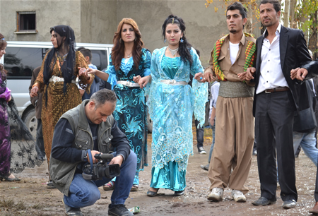 Hakkari'nin Yüksekova ilçesinde 15-16-10.2011 Ekim Dünya evine giren bazı çiftlerimizi sizler için sayfamıza taşıdık. Yüksekova Güncel ailesi olarak tüm çiftlerimize mutluluklar dileriz.