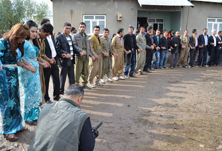 Hakkari'nin Yüksekova ilçesinde 15-16-10.2011 Ekim Dünya evine giren bazı çiftlerimizi sizler için sayfamıza taşıdık. Yüksekova Güncel ailesi olarak tüm çiftlerimize mutluluklar dileriz.