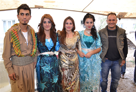 Hakkari'nin Yüksekova ilçesinde 15-16-10.2011 Ekim Dünya evine giren bazı çiftlerimizi sizler için sayfamıza taşıdık. Yüksekova Güncel ailesi olarak tüm çiftlerimize mutluluklar dileriz.