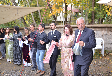 Hakkari'nin Yüksekova ilçesinde 15-16-10.2011 Ekim Dünya evine giren bazı çiftlerimizi sizler için sayfamıza taşıdık. Yüksekova Güncel ailesi olarak tüm çiftlerimize mutluluklar dileriz.