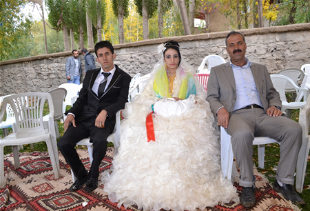 Hakkari'nin Yüksekova ilçesinde 15-16-10.2011 Ekim Dünya evine giren bazı çiftlerimizi sizler için sayfamıza taşıdık. Yüksekova Güncel ailesi olarak tüm çiftlerimize mutluluklar dileriz.