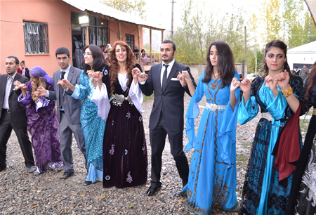 Hakkari'nin Yüksekova ilçesinde 15-16-10.2011 Ekim Dünya evine giren bazı çiftlerimizi sizler için sayfamıza taşıdık. Yüksekova Güncel ailesi olarak tüm çiftlerimize mutluluklar dileriz.