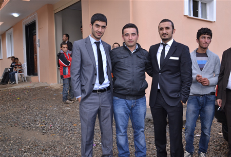 Hakkari'nin Yüksekova ilçesinde 15-16-10.2011 Ekim Dünya evine giren bazı çiftlerimizi sizler için sayfamıza taşıdık. Yüksekova Güncel ailesi olarak tüm çiftlerimize mutluluklar dileriz.