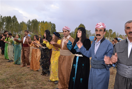 Hakkari'nin Yüksekova ilçesinde 15-16-10.2011 Ekim Dünya evine giren bazı çiftlerimizi sizler için sayfamıza taşıdık. Yüksekova Güncel ailesi olarak tüm çiftlerimize mutluluklar dileriz.