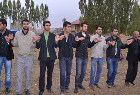 Hakkari'nin Yüksekova ilçesinde 15-16-10.2011 Ekim Dünya evine giren bazı çiftlerimizi sizler için sayfamıza taşıdık. Yüksekova Güncel ailesi olarak tüm çiftlerimize mutluluklar dileriz.