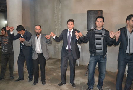 Hakkari'nin Yüksekova ilçesinde 15-16-10.2011 Ekim Dünya evine giren bazı çiftlerimizi sizler için sayfamıza taşıdık. Yüksekova Güncel ailesi olarak tüm çiftlerimize mutluluklar dileriz.