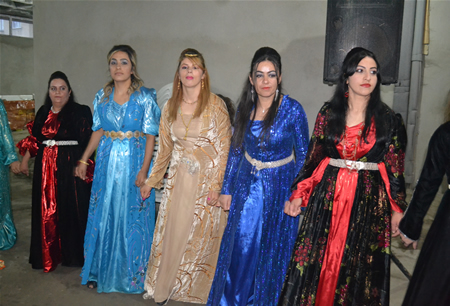 Hakkari'nin Yüksekova ilçesinde 15-16-10.2011 Ekim Dünya evine giren bazı çiftlerimizi sizler için sayfamıza taşıdık. Yüksekova Güncel ailesi olarak tüm çiftlerimize mutluluklar dileriz.