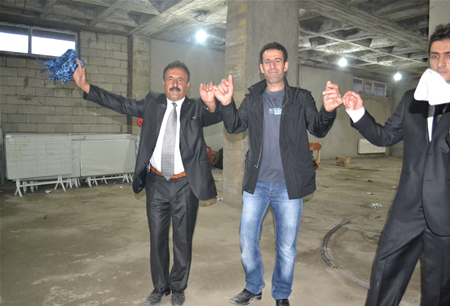 Hakkari'nin Yüksekova ilçesinde 15-16-10.2011 Ekim Dünya evine giren bazı çiftlerimizi sizler için sayfamıza taşıdık. Yüksekova Güncel ailesi olarak tüm çiftlerimize mutluluklar dileriz.