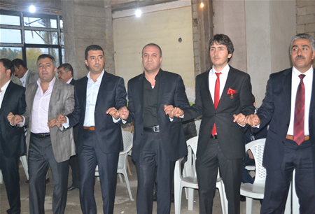 Hakkari'nin Yüksekova ilçesinde 15-16-10.2011 Ekim Dünya evine giren bazı çiftlerimizi sizler için sayfamıza taşıdık. Yüksekova Güncel ailesi olarak tüm çiftlerimize mutluluklar dileriz.