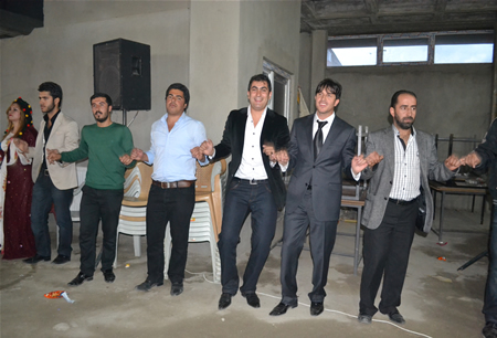 Hakkari'nin Yüksekova ilçesinde 15-16-10.2011 Ekim Dünya evine giren bazı çiftlerimizi sizler için sayfamıza taşıdık. Yüksekova Güncel ailesi olarak tüm çiftlerimize mutluluklar dileriz.