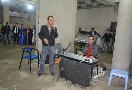 Hakkari'nin Yüksekova ilçesinde 15-16-10.2011 Ekim Dünya evine giren bazı çiftlerimizi sizler için sayfamıza taşıdık. Yüksekova Güncel ailesi olarak tüm çiftlerimize mutluluklar dileriz.
