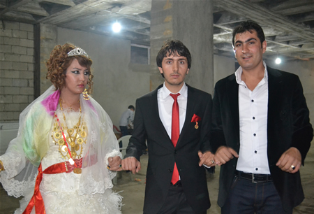 Hakkari'nin Yüksekova ilçesinde 15-16-10.2011 Ekim Dünya evine giren bazı çiftlerimizi sizler için sayfamıza taşıdık. Yüksekova Güncel ailesi olarak tüm çiftlerimize mutluluklar dileriz.