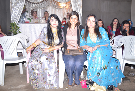 Hakkari'nin Yüksekova ilçesinde 15-16-10.2011 Ekim Dünya evine giren bazı çiftlerimizi sizler için sayfamıza taşıdık. Yüksekova Güncel ailesi olarak tüm çiftlerimize mutluluklar dileriz.