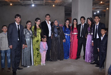 Hakkari'nin Yüksekova ilçesinde 15-16-10.2011 Ekim Dünya evine giren bazı çiftlerimizi sizler için sayfamıza taşıdık. Yüksekova Güncel ailesi olarak tüm çiftlerimize mutluluklar dileriz.