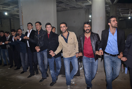 Hakkari'nin Yüksekova ilçesinde 15-16-10.2011 Ekim Dünya evine giren bazı çiftlerimizi sizler için sayfamıza taşıdık. Yüksekova Güncel ailesi olarak tüm çiftlerimize mutluluklar dileriz.