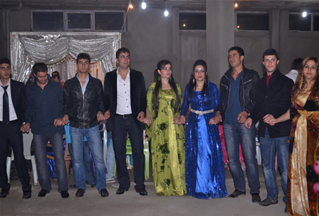 Hakkari'nin Yüksekova ilçesinde 15-16-10.2011 Ekim Dünya evine giren bazı çiftlerimizi sizler için sayfamıza taşıdık. Yüksekova Güncel ailesi olarak tüm çiftlerimize mutluluklar dileriz.