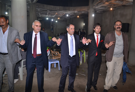 Hakkari'nin Yüksekova ilçesinde 15-16-10.2011 Ekim Dünya evine giren bazı çiftlerimizi sizler için sayfamıza taşıdık. Yüksekova Güncel ailesi olarak tüm çiftlerimize mutluluklar dileriz.