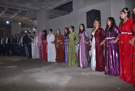 Hakkari'nin Yüksekova ilçesinde 15-16-10.2011 Ekim Dünya evine giren bazı çiftlerimizi sizler için sayfamıza taşıdık. Yüksekova Güncel ailesi olarak tüm çiftlerimize mutluluklar dileriz.