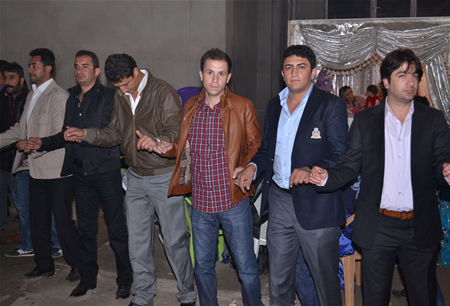 Hakkari'nin Yüksekova ilçesinde 15-16-10.2011 Ekim Dünya evine giren bazı çiftlerimizi sizler için sayfamıza taşıdık. Yüksekova Güncel ailesi olarak tüm çiftlerimize mutluluklar dileriz.