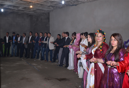 Hakkari'nin Yüksekova ilçesinde 15-16-10.2011 Ekim Dünya evine giren bazı çiftlerimizi sizler için sayfamıza taşıdık. Yüksekova Güncel ailesi olarak tüm çiftlerimize mutluluklar dileriz.