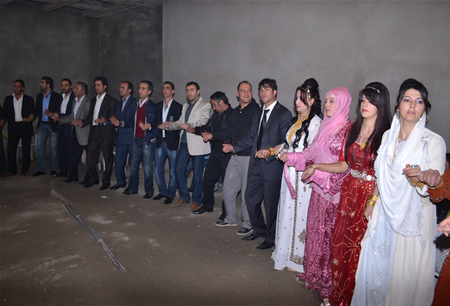 Hakkari'nin Yüksekova ilçesinde 15-16-10.2011 Ekim Dünya evine giren bazı çiftlerimizi sizler için sayfamıza taşıdık. Yüksekova Güncel ailesi olarak tüm çiftlerimize mutluluklar dileriz.