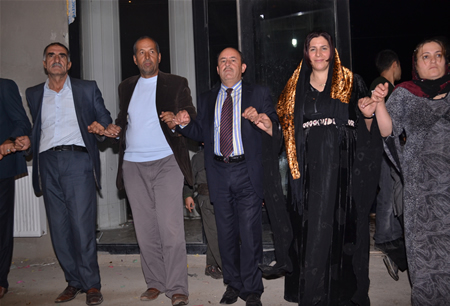 Hakkari'nin Yüksekova ilçesinde 15-16-10.2011 Ekim Dünya evine giren bazı çiftlerimizi sizler için sayfamıza taşıdık. Yüksekova Güncel ailesi olarak tüm çiftlerimize mutluluklar dileriz.