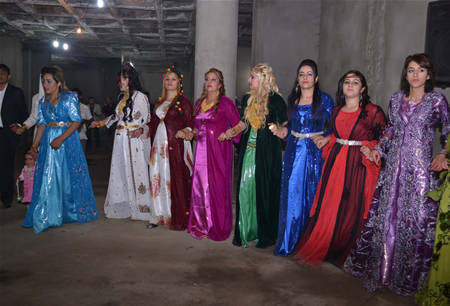 Hakkari'nin Yüksekova ilçesinde 15-16-10.2011 Ekim Dünya evine giren bazı çiftlerimizi sizler için sayfamıza taşıdık. Yüksekova Güncel ailesi olarak tüm çiftlerimize mutluluklar dileriz.