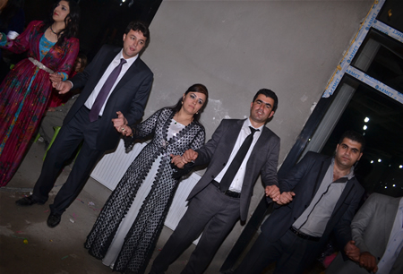 Hakkari'nin Yüksekova ilçesinde 15-16-10.2011 Ekim Dünya evine giren bazı çiftlerimizi sizler için sayfamıza taşıdık. Yüksekova Güncel ailesi olarak tüm çiftlerimize mutluluklar dileriz.