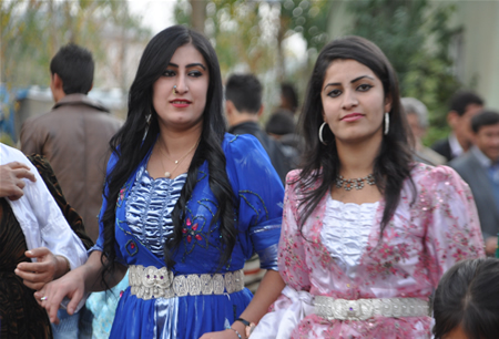 Hakkari'nin Yüksekova ilçesinde 15-16-10.2011 Ekim Dünya evine giren bazı çiftlerimizi sizler için sayfamıza taşıdık. Yüksekova Güncel ailesi olarak tüm çiftlerimize mutluluklar dileriz.