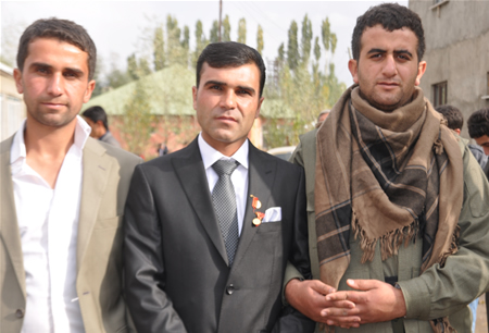 Hakkari'nin Yüksekova ilçesinde 15-16-10.2011 Ekim Dünya evine giren bazı çiftlerimizi sizler için sayfamıza taşıdık. Yüksekova Güncel ailesi olarak tüm çiftlerimize mutluluklar dileriz.